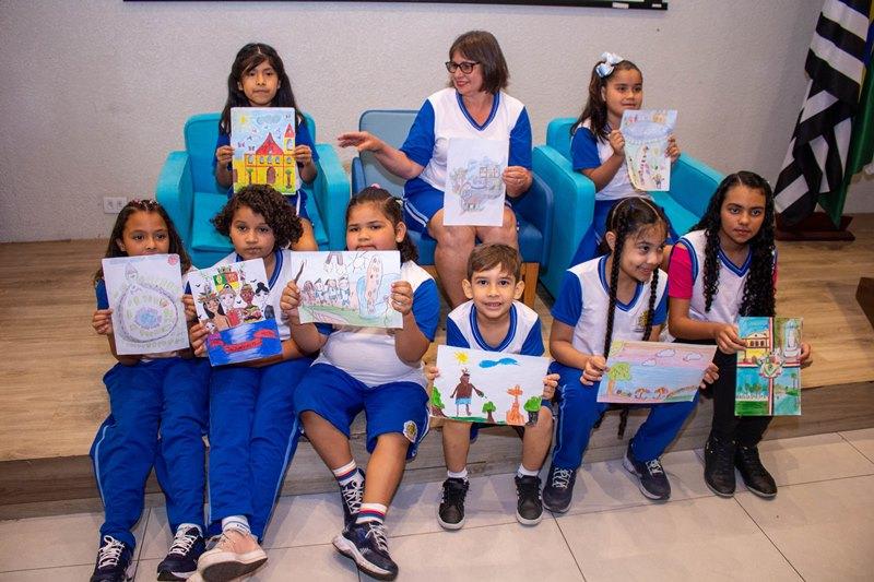 Itaquá premia estudantes que venceram concurso artístico. Desenhos vão ilustrar kit escolar 2023
