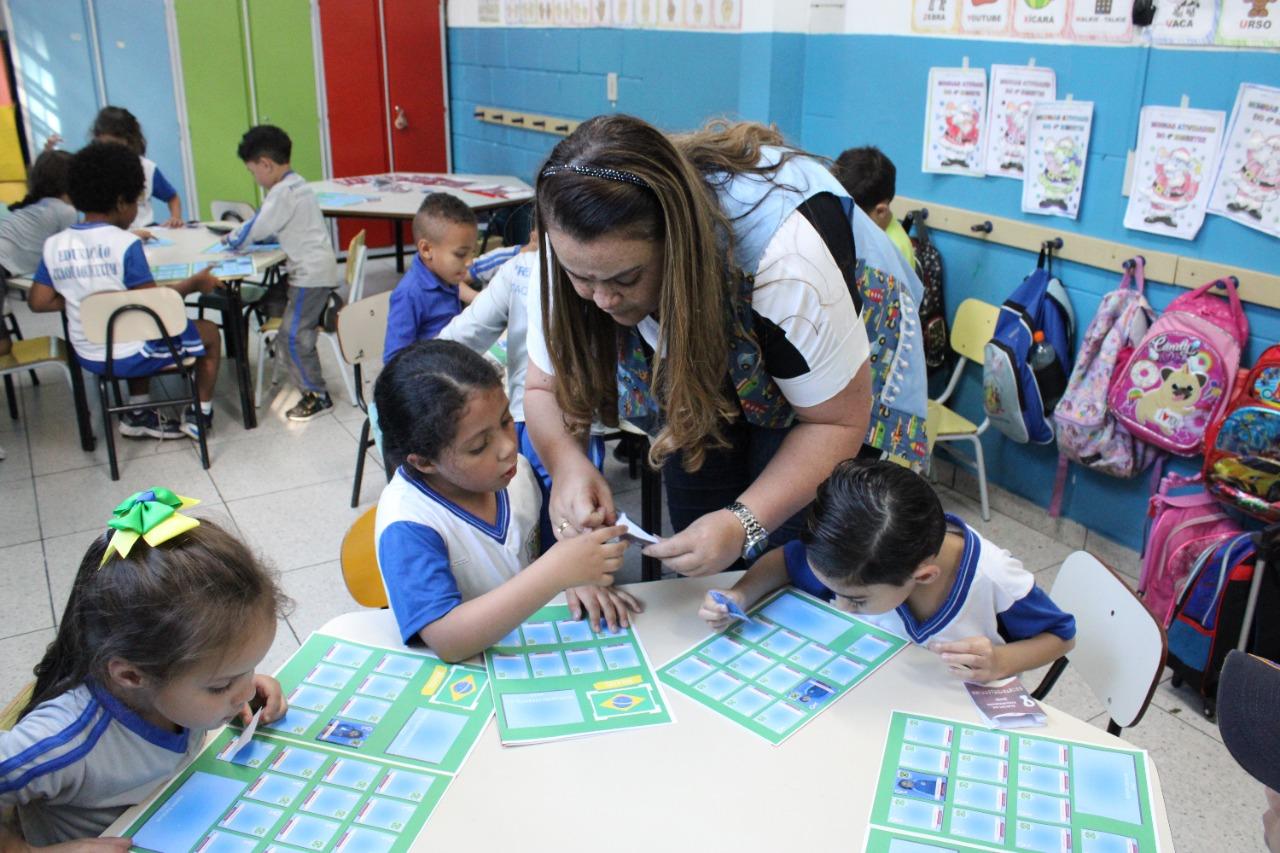 Estudantes municipais montam o próprio álbum de figurinhas da Copa do Mundo